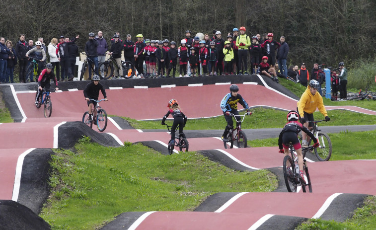 Mugardos inaugura la primera pista de pumptrack del municipio