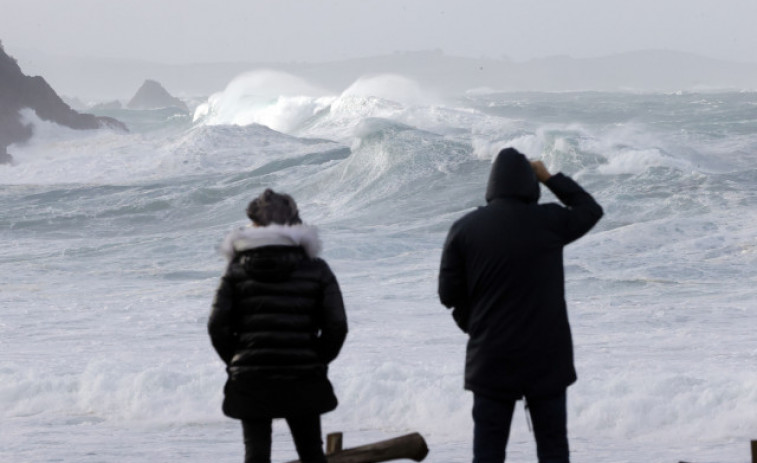 La borrasca Gérard pone en alerta por viento y olas al litoral gallego