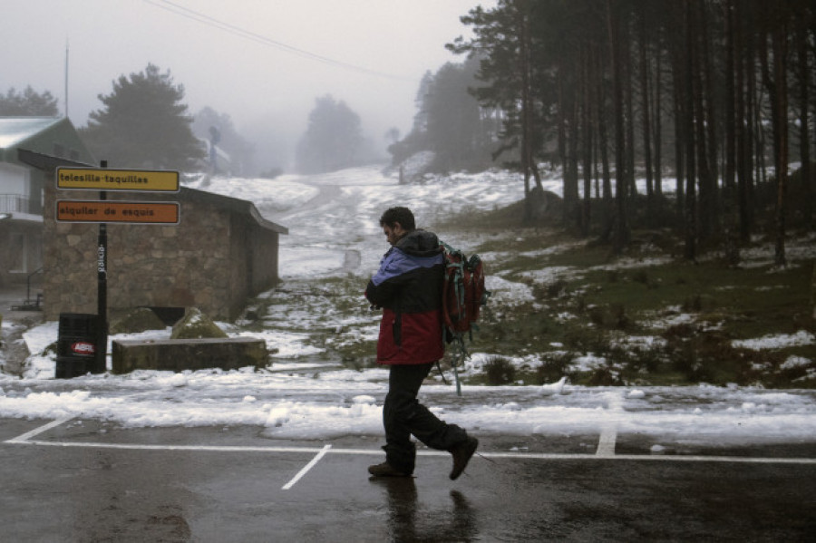 Nieve desde 300 metros, olas de ocho metros, viento y lluvia este martes en Galicia
