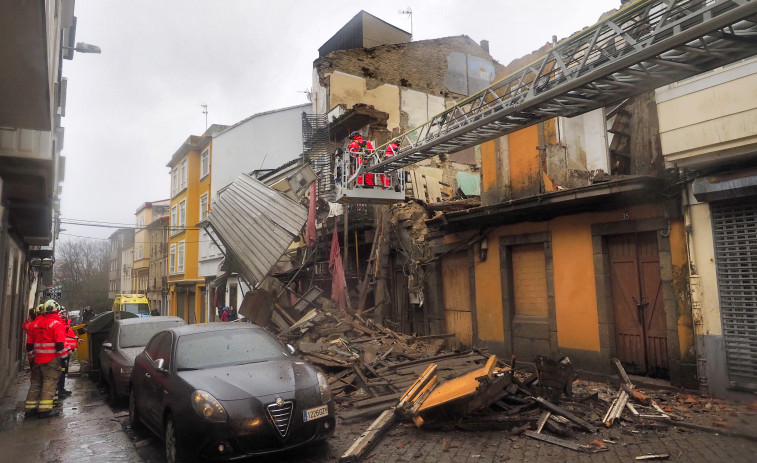 El temporal causa el derrumbe de la fachada de un edificio abandonado