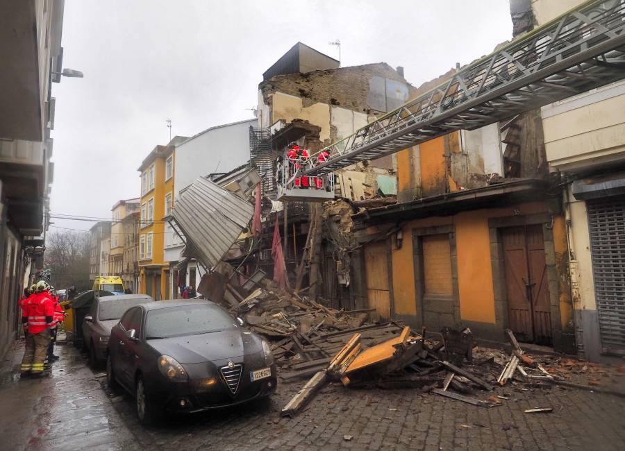 El temporal causa el derrumbe de la fachada de un edificio abandonado