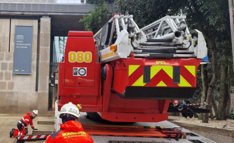 Un incendio causado por un rayo arrasa la nave de una explotación ganadera en Muras