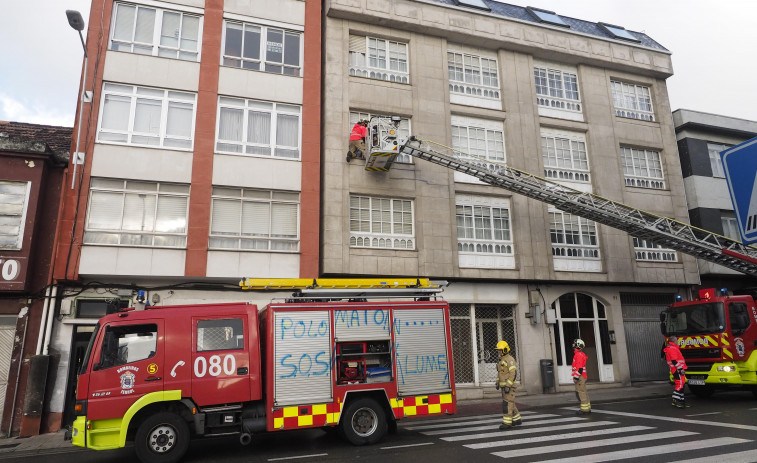 Los Bomberos de Ferrol asisten a un hombre de avanzada edad que se había caído en su domicilio