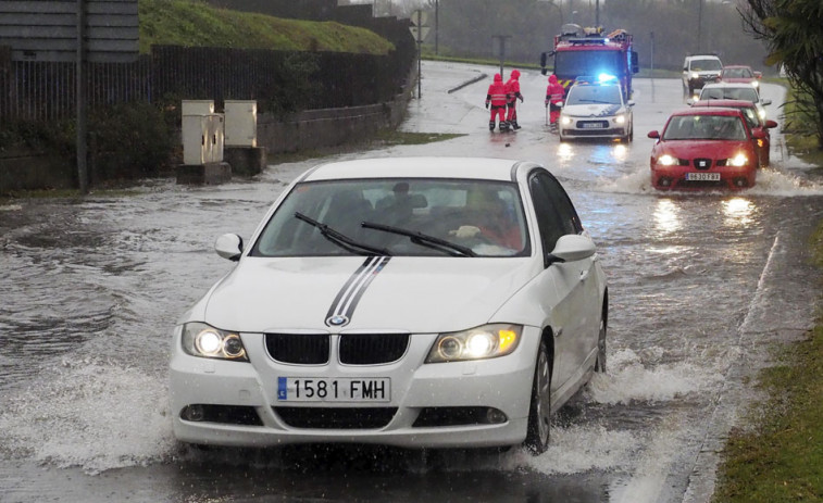 Las intensas lluvias provocan numerosas inundaciones y desbordamientos de ríos en Ferrolterra