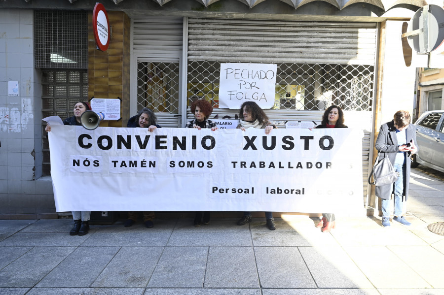 Trabajadores de CCOO Ferrol se unen a las protestas por la parálisis de su convenio