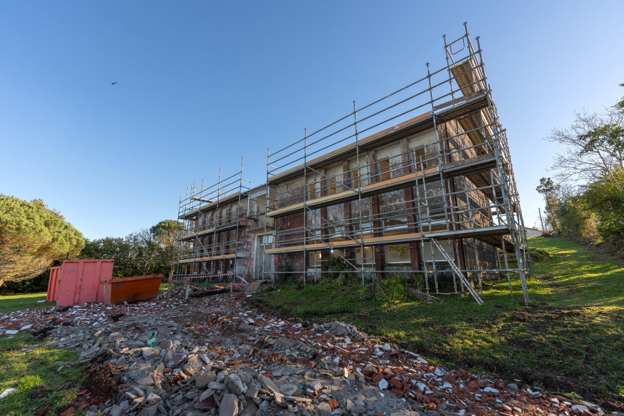 Avanzan “a buen ritmo” las obras de rehabilitación de la antigua escuela de Igrexafeita