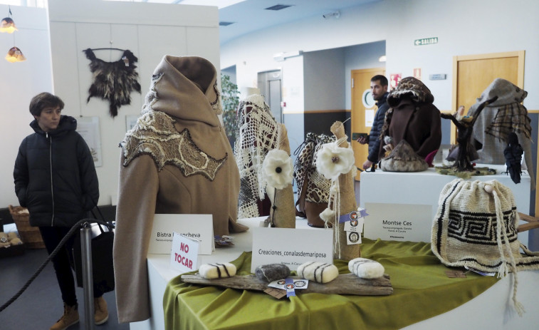 “Ardexarxe” llena de piezas artesanas de lana autóctona el hall del Pazo da Cultura