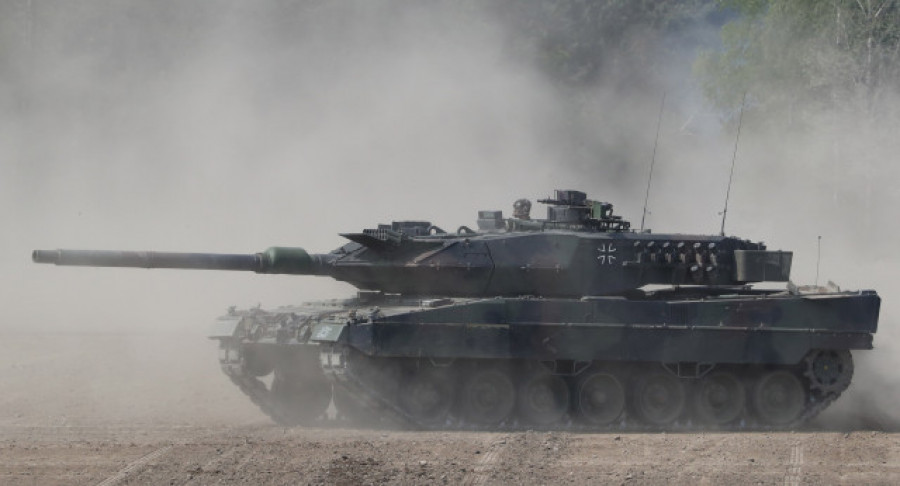 Robles confirma que España enviará 6 carros de combate Leopard a Ucrania