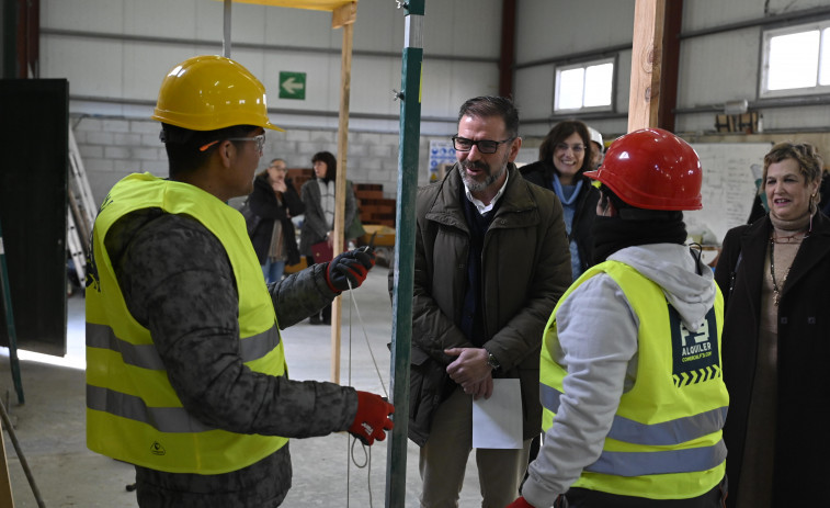 Los alumnos del curso de reforma de interiores comienzan sus prácticas de albañilería