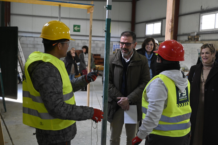 Los alumnos del curso de reforma de interiores comienzan sus prácticas de albañilería