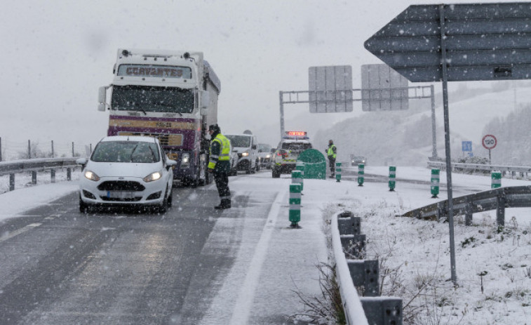 Cortan la A-6 en Doncos, en As Nogais, por nevadas y prohibidos los camiones en la autovía en Pedrafita