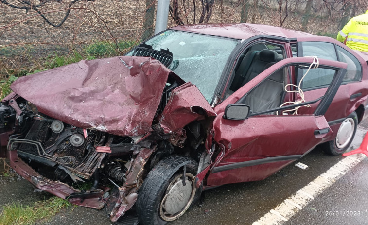 Tres conductores trasladados al hospital tras sufrir un accidente en O Val