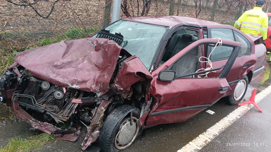 Tres conductores trasladados al hospital tras sufrir un accidente en O Val