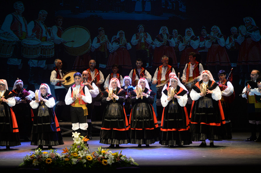 El Toxos e Froles celebra con las voces de las cantareiras los 108 años de su constitución