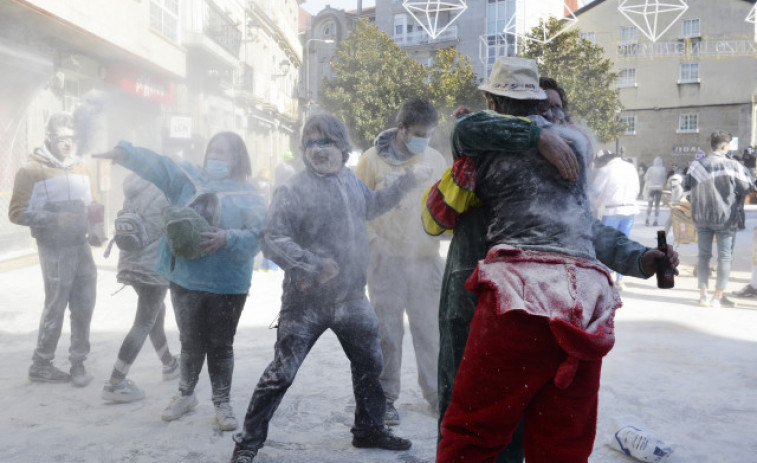 Xinzo arranca su carnaval más festivo, con 'batalla' de harina y charangas