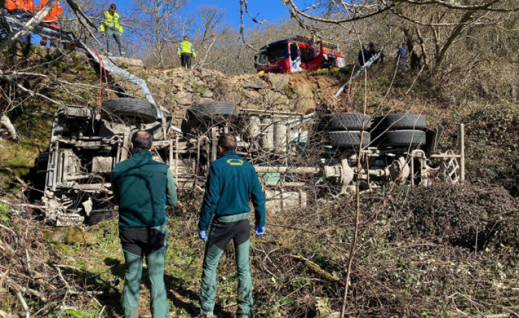 Muere el conductor de un camión hormigonera caído por un desnivel en Manzaneda