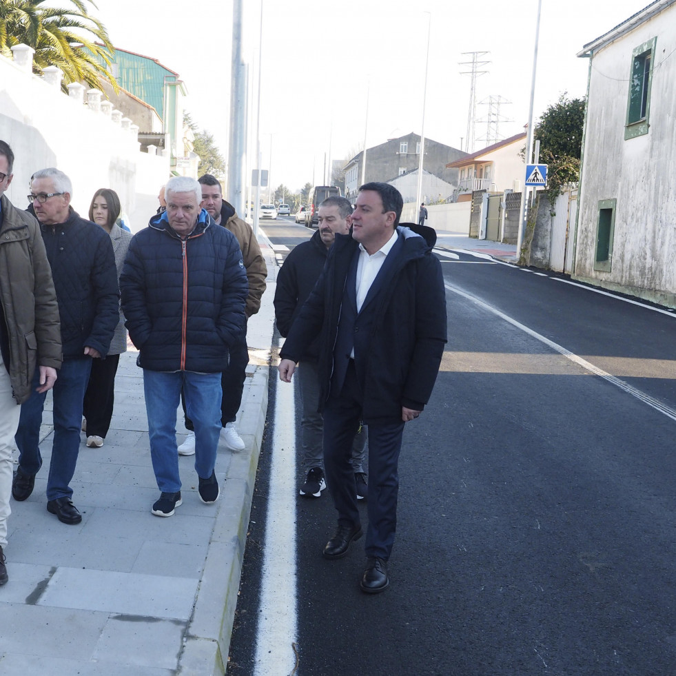 Representantes vecinales, del Concello y de la Diputación visitaron las obras de las nuevas aceras de la carretera de Serantes