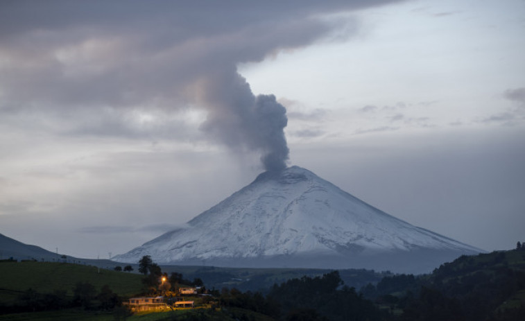 El volcán Cotopaxi emana una columna de 1.500 metros de vapor y gas