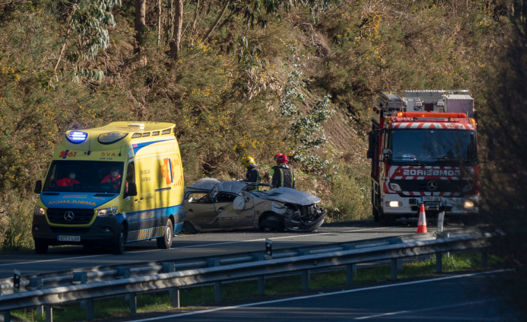 Trasladado al hospital con una fractura de cráneo un conductor accidentado en San Sadurniño