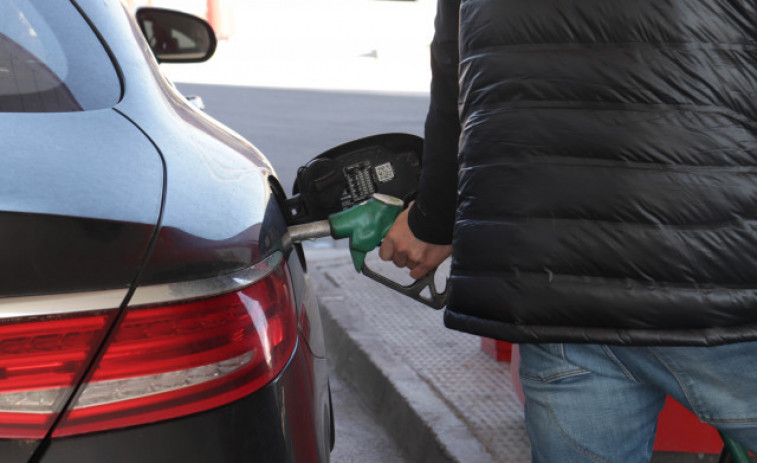 Los carburantes suben ligeramente pero siguen lejos de los máximos de hace un año