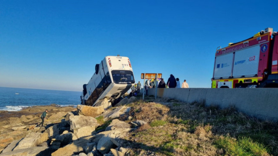 Cuatro heridos al volcar un microbús en el entorno de Cabo Silleiro