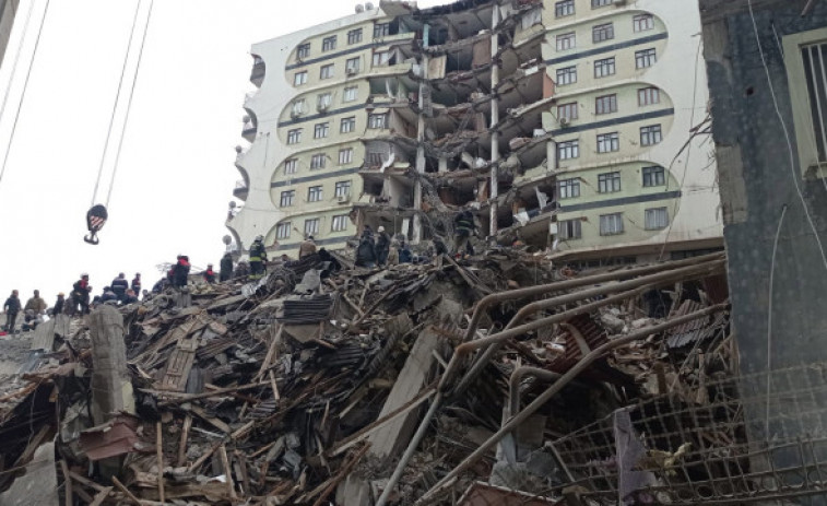Más de 1000 muertos tras un fuerte terremoto en Turquía