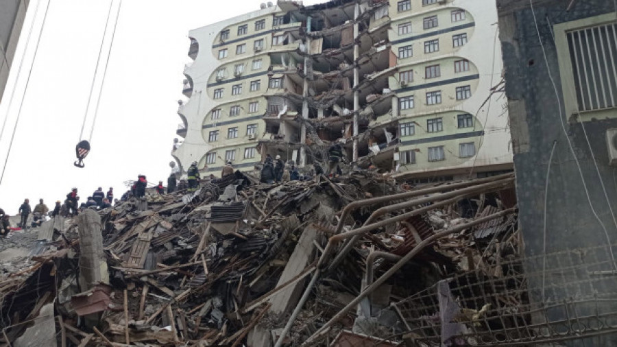 Más de 1000 muertos tras un fuerte terremoto en Turquía