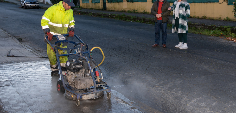 Fene avanza en las labores de limpieza, reparación de las aceras y reposición de mobiliario urbano