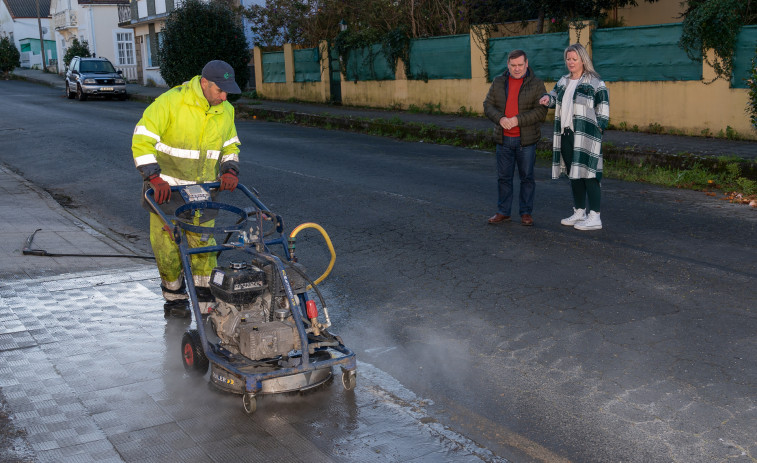 Fene avanza en las labores de limpieza, reparación de las aceras y reposición de mobiliario urbano