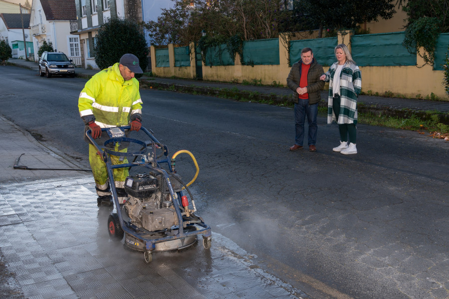 Fene avanza en las labores de limpieza, reparación de las aceras y reposición de mobiliario urbano