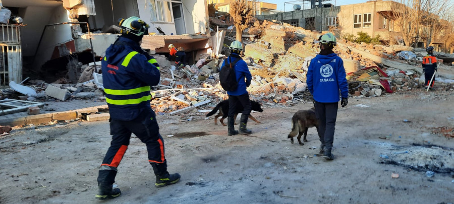 Los bomberos y perros de búsqueda de Ferrol inician su labor en Turquía