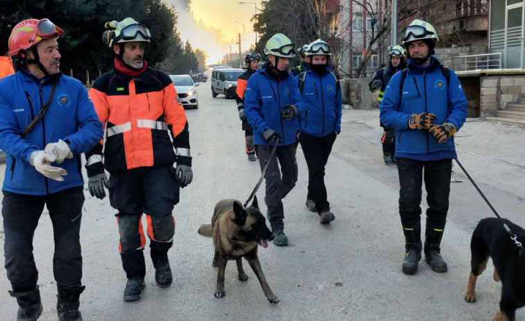 Los bomberos, guías y perros de Casaga retornan a Ferrol tras cuatro días de despliegue en Turquía