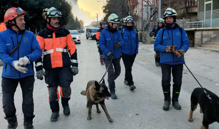 Los bomberos, guías y perros de Casaga retornan a Ferrol tras cuatro días de despliegue en Turquía