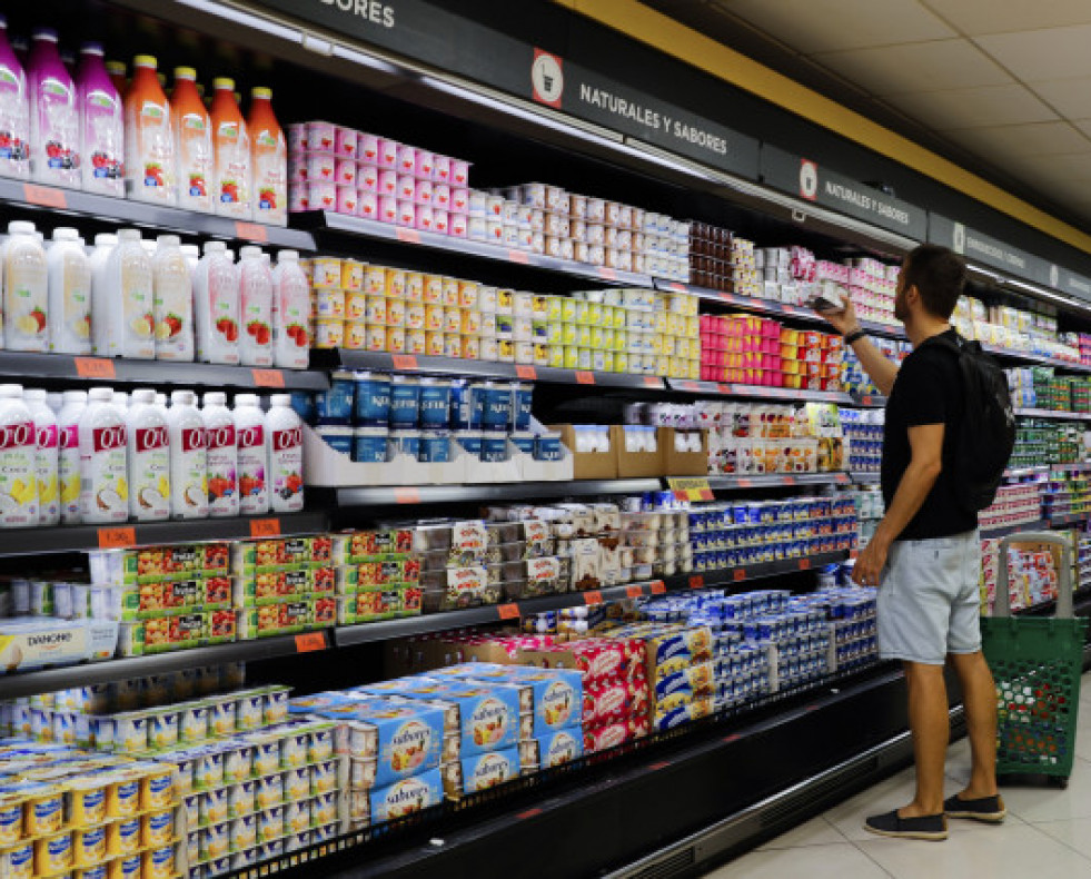 Uncompradormiraloslinealesdeunsupermercado