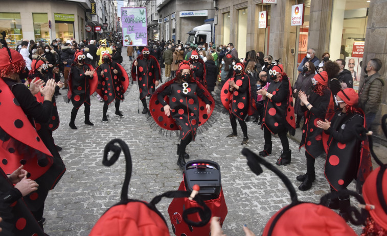 Ferrol se viste de gala para su desfile de comparsas por las calles de la ciudad