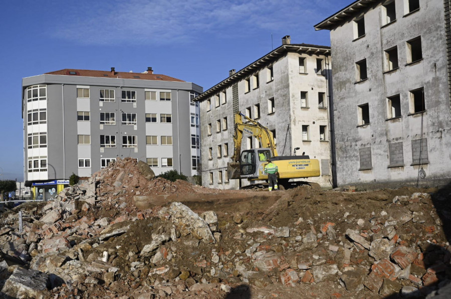 La demolición del antiguo cuartel de la Guardia Civil de Xuvia avanza a buen ritmo