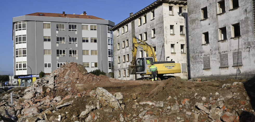 La demolición del antiguo cuartel de la Guardia Civil de Xuvia avanza a buen ritmo
