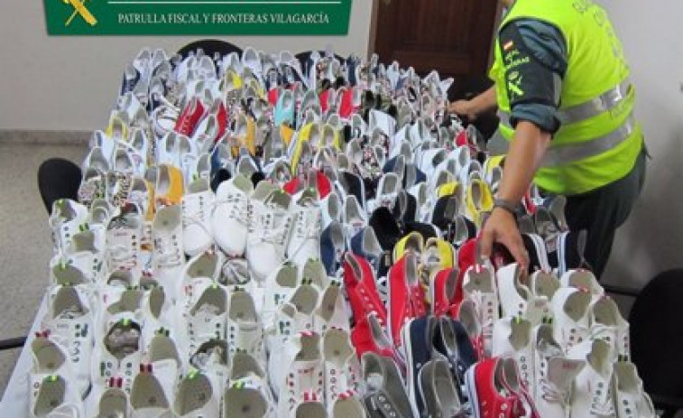 Dos investigados en Narón por transportar 239 pares de calzado falsificado