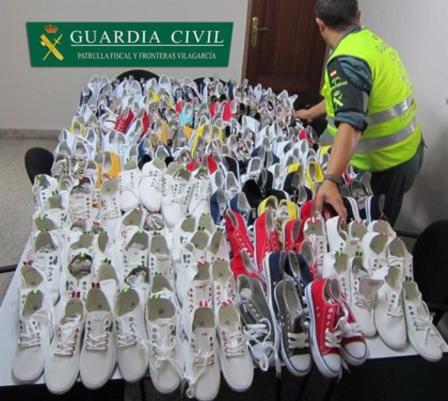 Dos investigados en Narón por transportar 239 pares de calzado falsificado