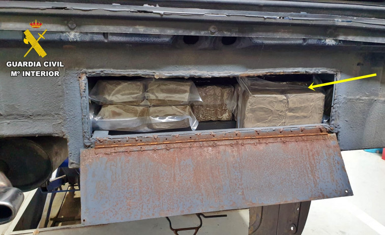 Detenidos dos vecinos de Ferrol y Pontedeume con más de 60 kilos de hachís escondidos en los bajos de un coche