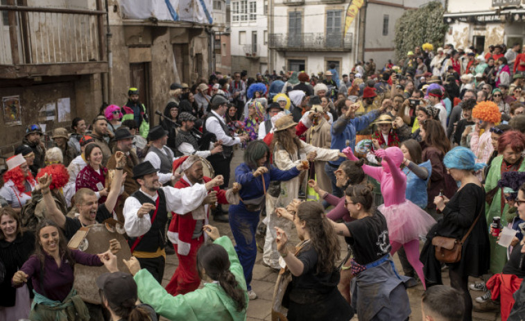 Laza, el carnaval donde vuelan los trapos sucios y las hormigas rabiosas