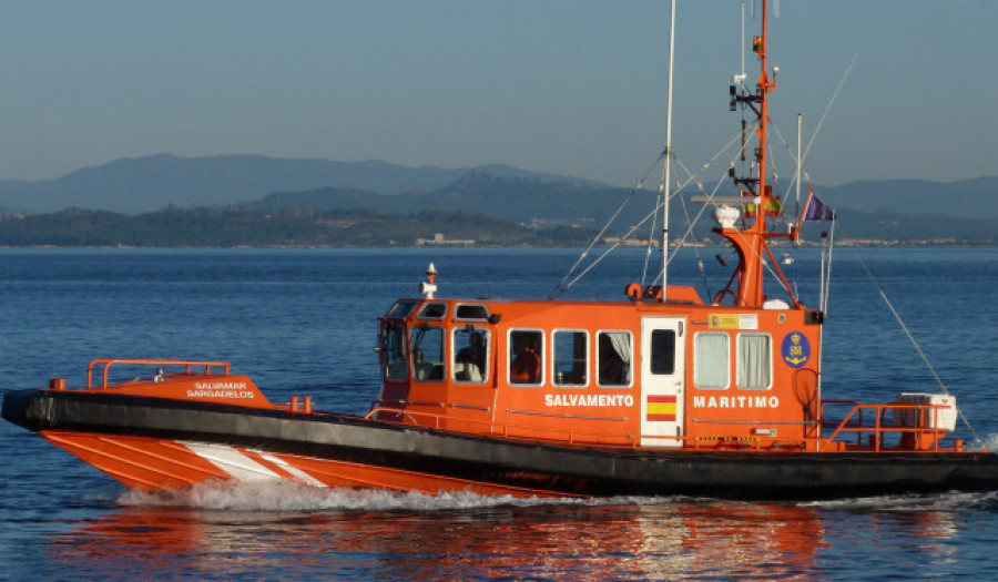 Rescatados los tres tripulantes de un barco de pesca que volcó a un kilómetro de la costa de A Pobra