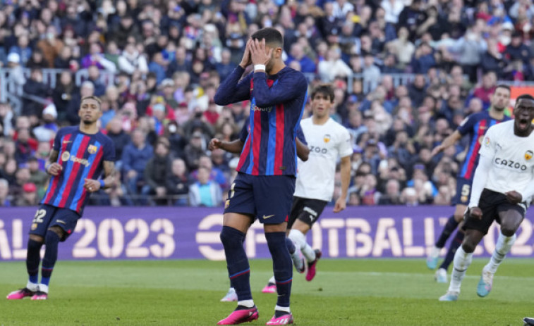 El Barcelona con diez, se aferra a LaLiga (1-0)