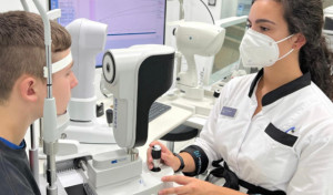 Una óptica de A Coruña aplica una técnica pionera para tratar la miopía en niños