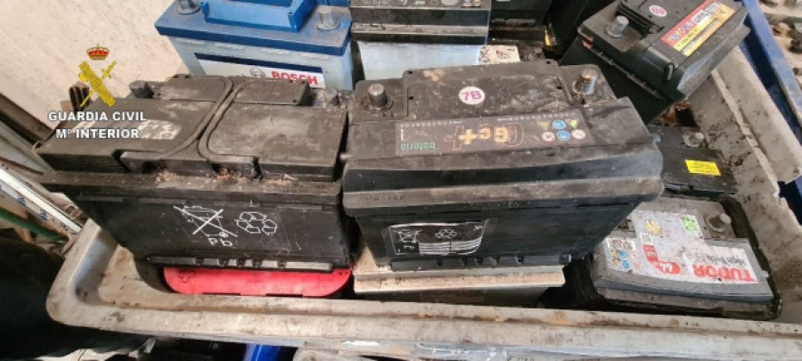 Tres detenidos y un investigado por el robo de más de un centenar de baterías en Melide