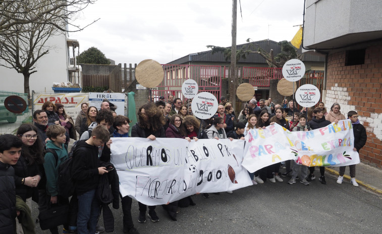 Protesta de la comunidad educativa del IES Ferrol Vello en demanda de un pabellón