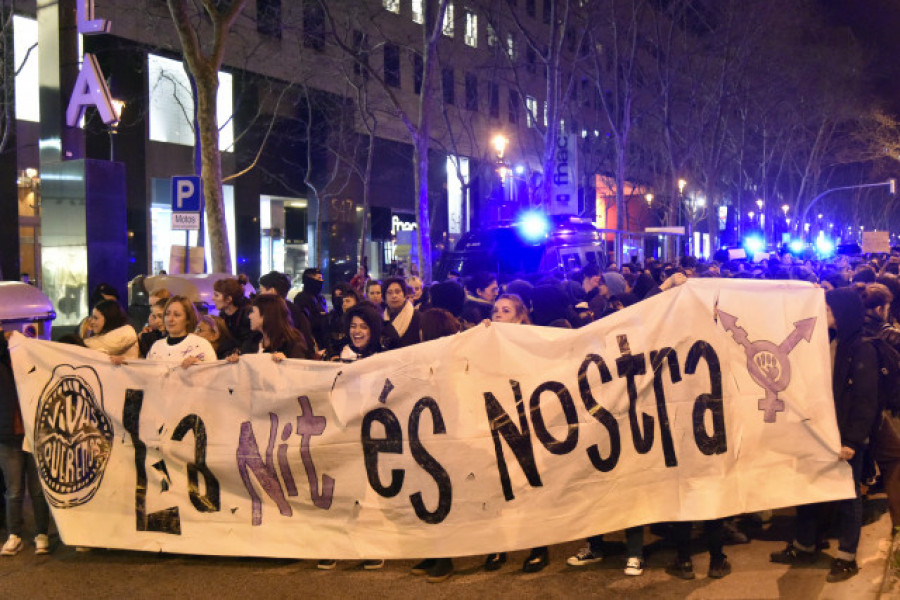 Una conductora embiste a tres activistas feministas en Barcelona