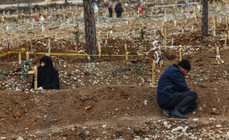 Turquía intenta identificar 2.500 cadáveres de víctimas del terremoto
