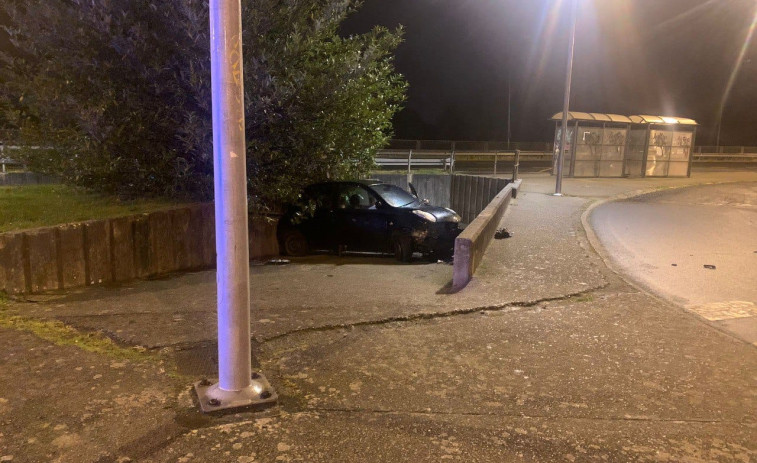 Un coche termina encajado en el túnel de Caranza tras un intento de huida