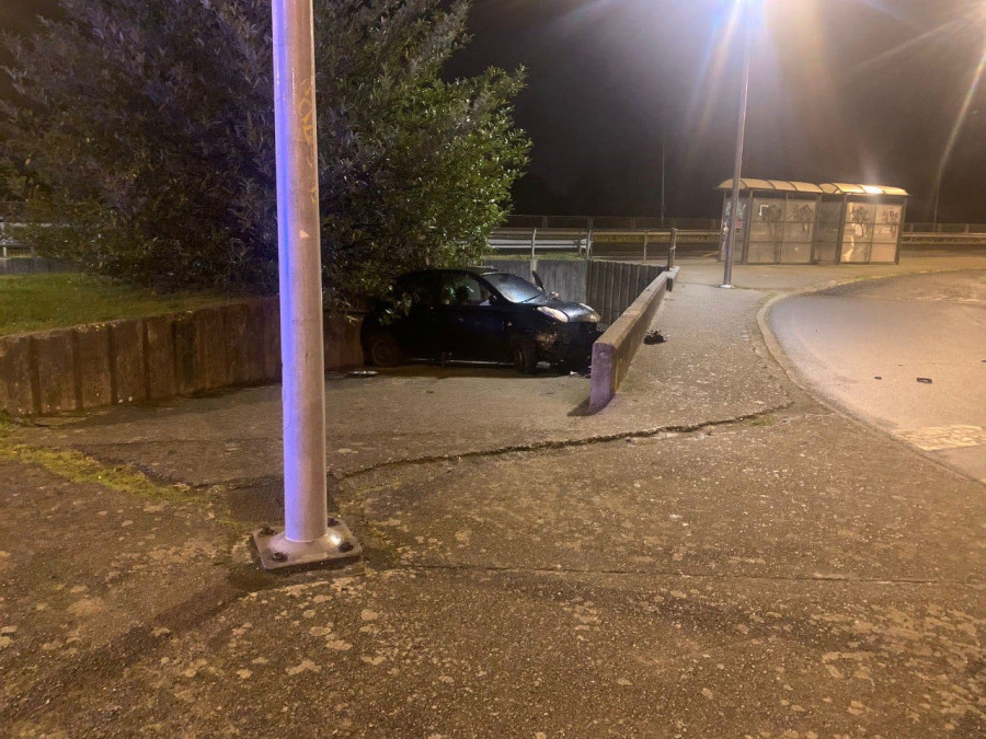 Un coche termina encajado en el túnel de Caranza tras un intento de huida